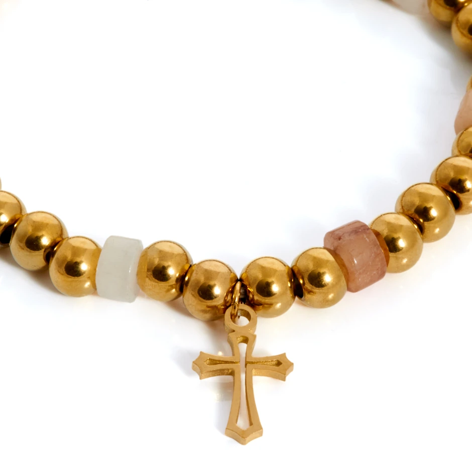 pulsera-bolitas-dorada-y-beige-cross-en-acero-alexah-detalle
