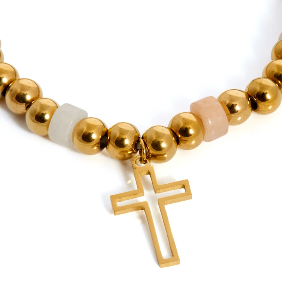 pulsera-bolitas-dorada-y-beige-con-cruz-en-acero-alexah-detalle