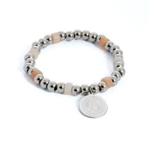 pulsera-bolitas-plateada-y-beige-con-medalla-en-acero-alexah