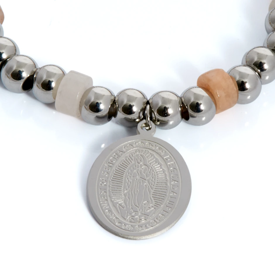 pulsera-bolitas-plateada-y-beige-con-medalla-en-acero-alexah-detalle