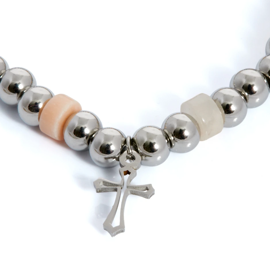 pulsera-bolitas-plateada-y-beige-cross-en-acero-alexah-detalle