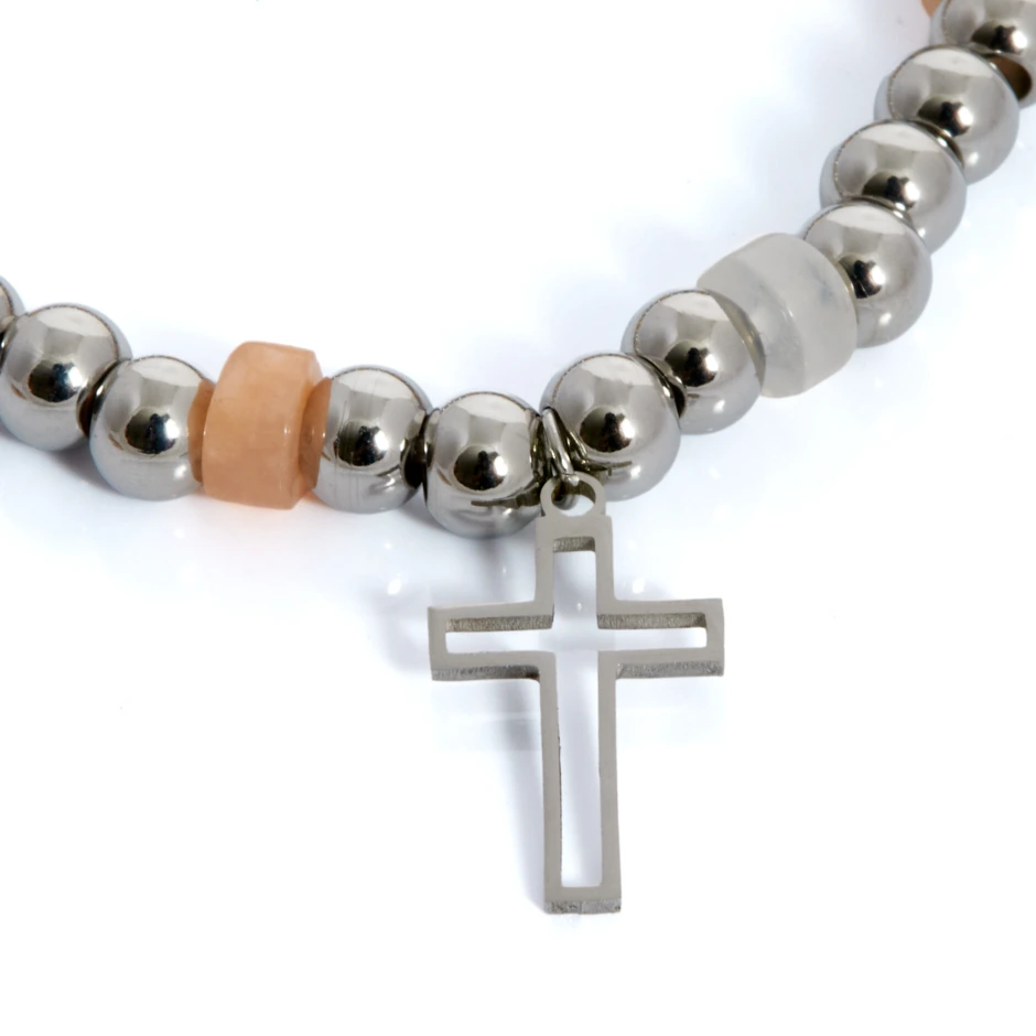 pulsera-bolitas-plateada-y-beige-con-cruz-en-acero-alexah-detalle