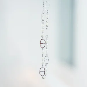 collar-nordic-plateado-con-detalles-geometricos-alexah-detalle