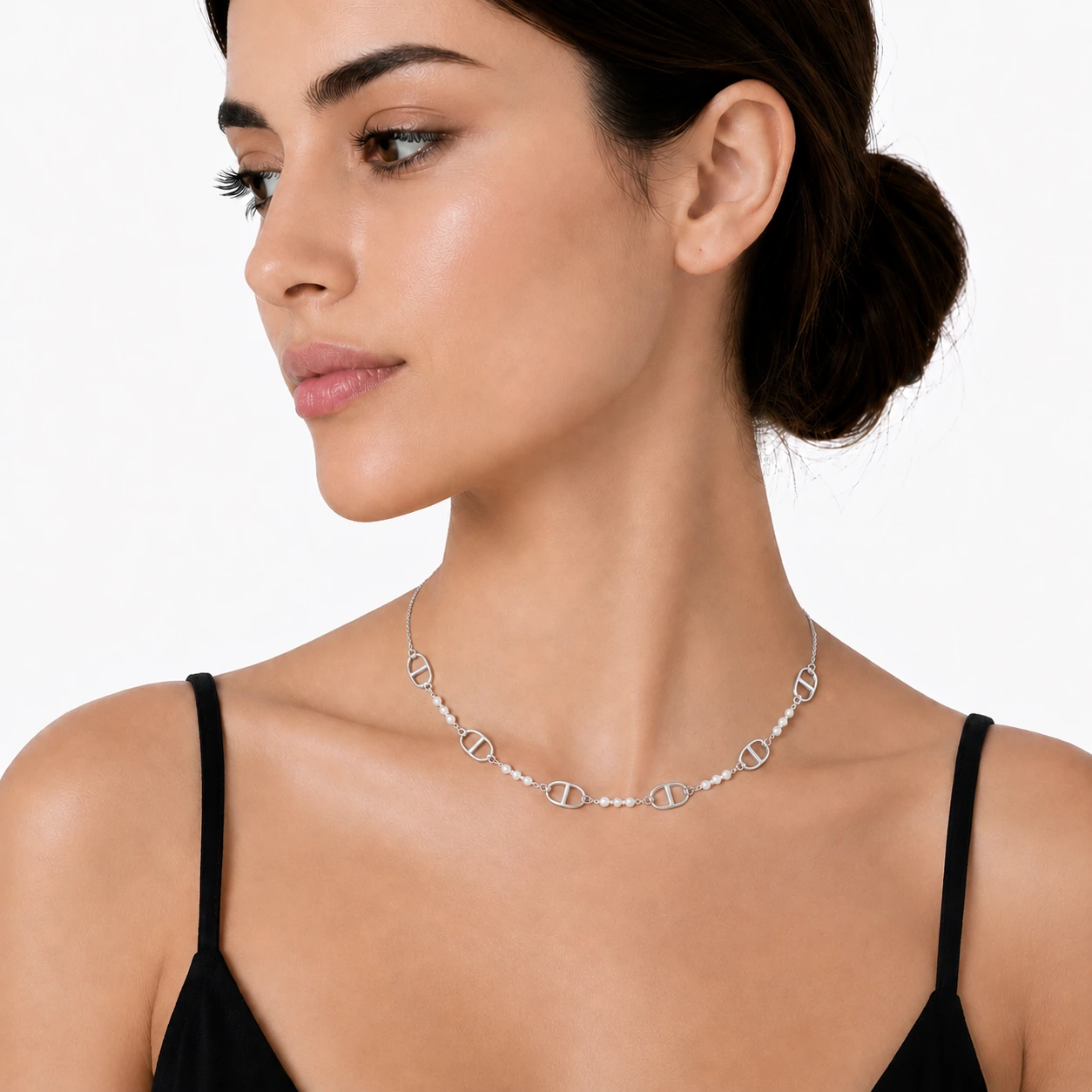 collar-nordic-plateado-con-detalles-geometricos-alexah-modelo