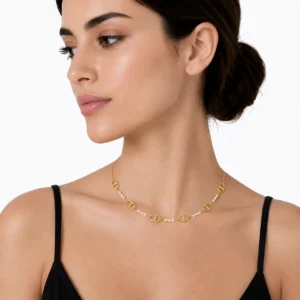 collar-nordic-dorado-con-detalles-geometricos-alexah-modelo