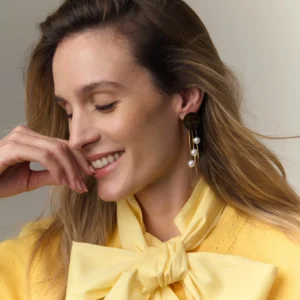 pendientes-segla-planeta-dorados-con-perlas-alexah-modelos