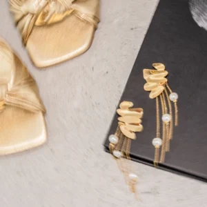 pendientes-segla-dorados-largos-con-perlas-alexah-detalle