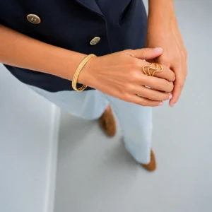 anillo-red-en-acero-dorado-alexah-modelo