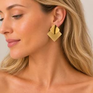 pendientes-glomma-plaza-dorado-en-acero-alexah-modelo
