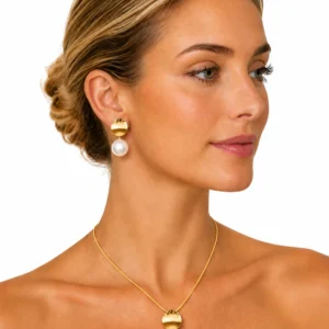 set-segla-de-pendientes-y-collar-dorado-con-perlas-alexah-modelo